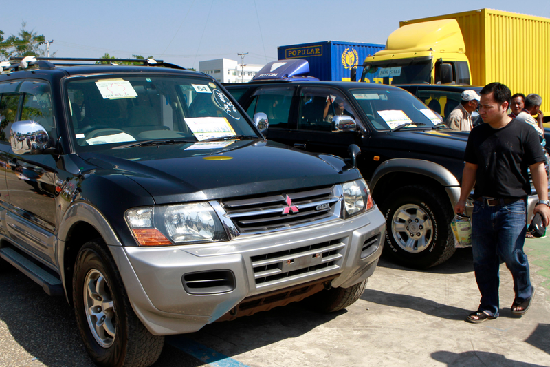 Illustration for article titled The Ten Goofiest Car Dealer Gimmicks